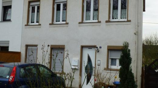 Haustür in weiß mit Lichtausschnitt