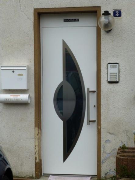 Haustür in weiß mit Lichtausschnitt