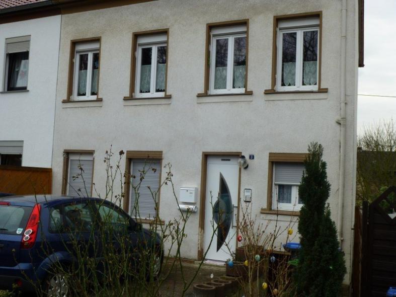 Haustür in weiß mit Lichtausschnitt