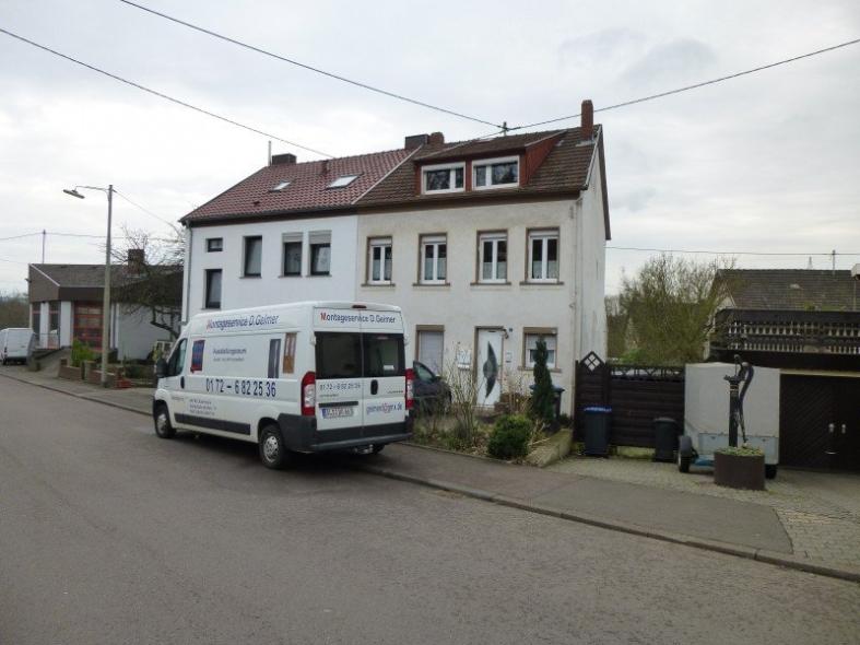 Haustür in weiß mit Lichtausschnitt